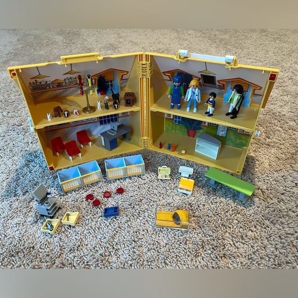 Playmobil 5870 Pet Clinic - Picture 1 of 5